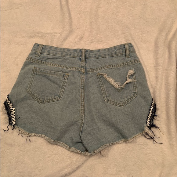 🩳 Embroidered Jean Shorts with Cutouts - Picture 2 of 3